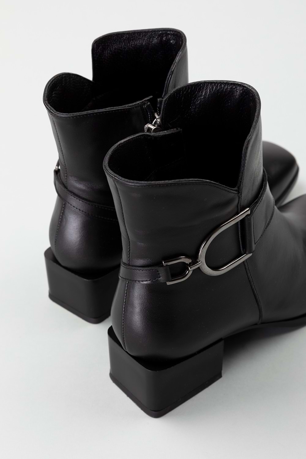 Gondol Kadın Hakiki Deri Toka Detay Orta Boy Topuk Bot Ast.5004 - Siyah - 36