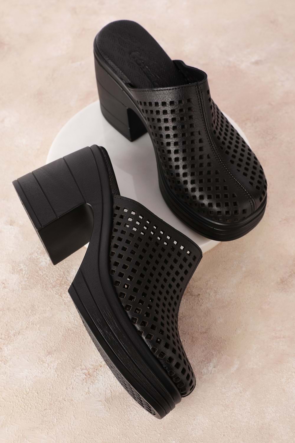 Gondol Kadın Hakiki Deri Platform Topuklu Lazerli Şık Terlik msa.90 - Siyah - 39