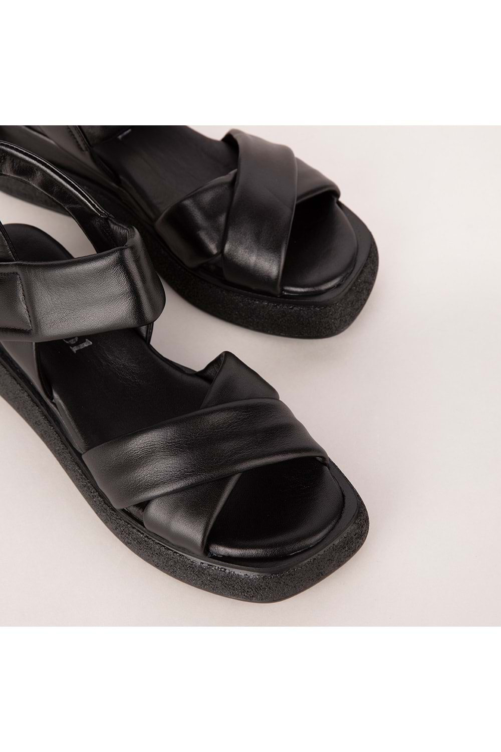 Gondol Kadın Hakiki Deri Cırtlı Sandalet elnr.481 - Siyah - 36