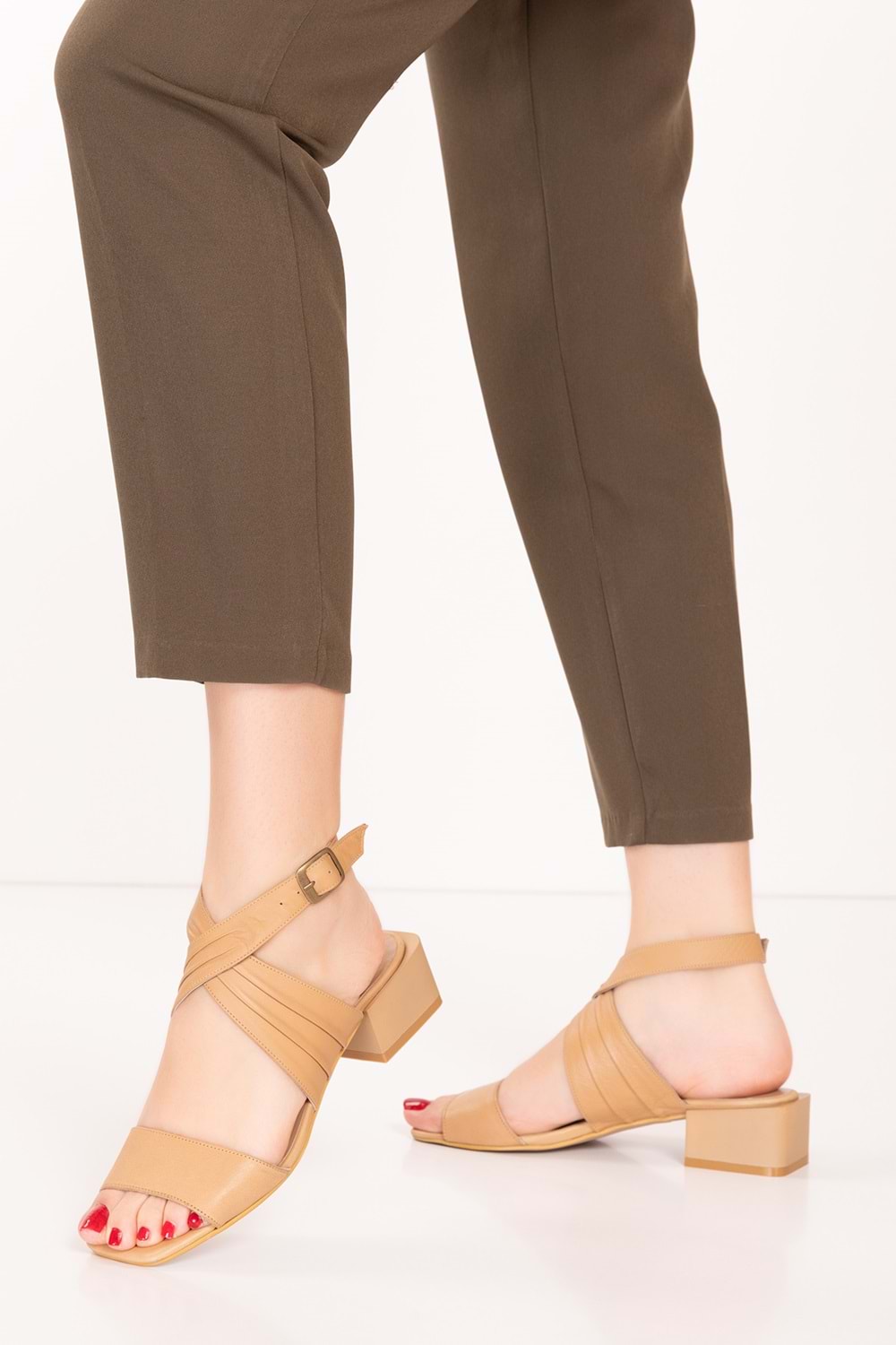 Gondol Kadın Hakiki Deri Tek Bantlı Kısa Topuklu Ayakkabı ast.2001 - Taba - 40