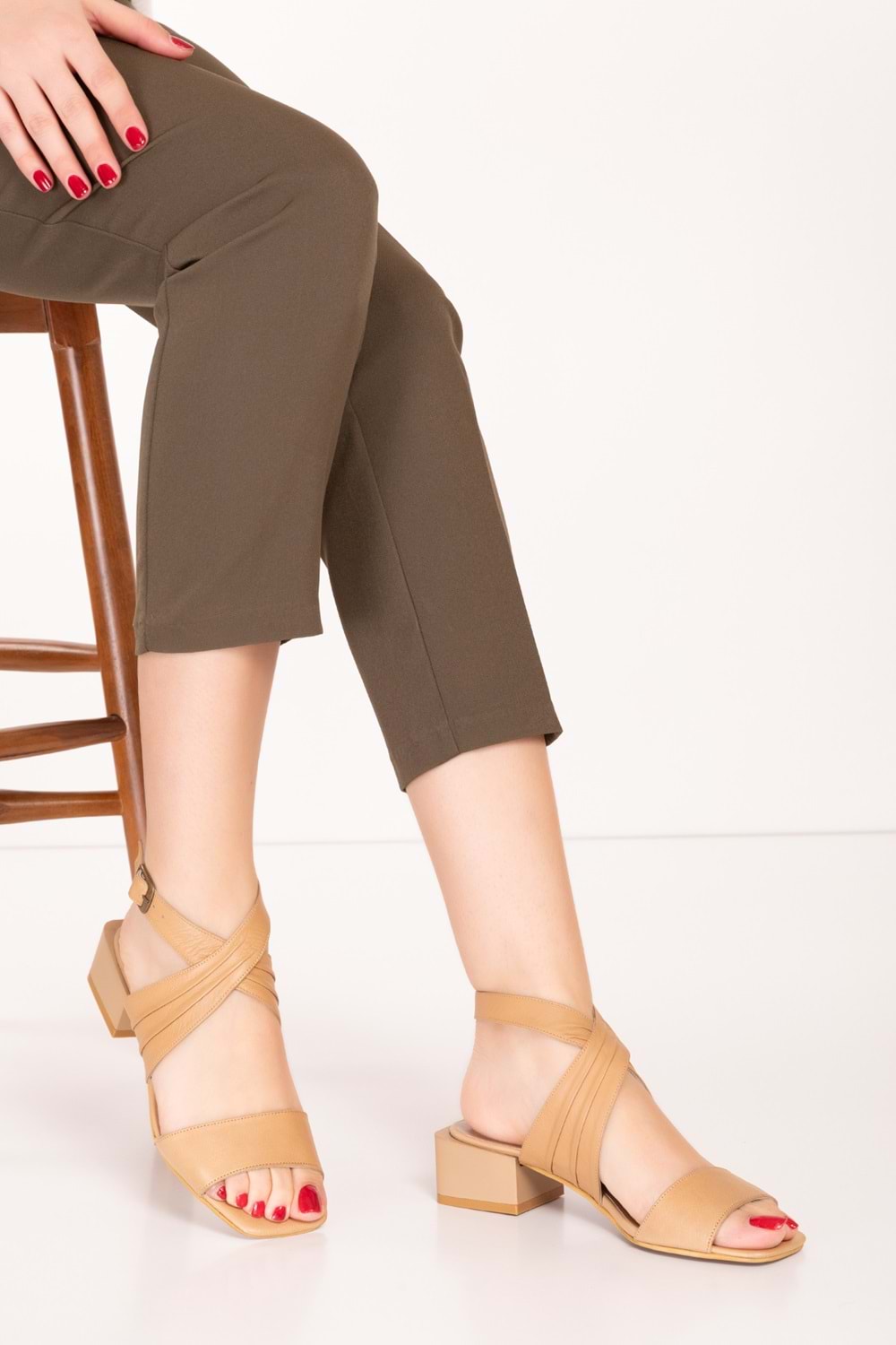 Gondol Kadın Hakiki Deri Tek Bantlı Kısa Topuklu Ayakkabı ast.2001 - Taba - 40