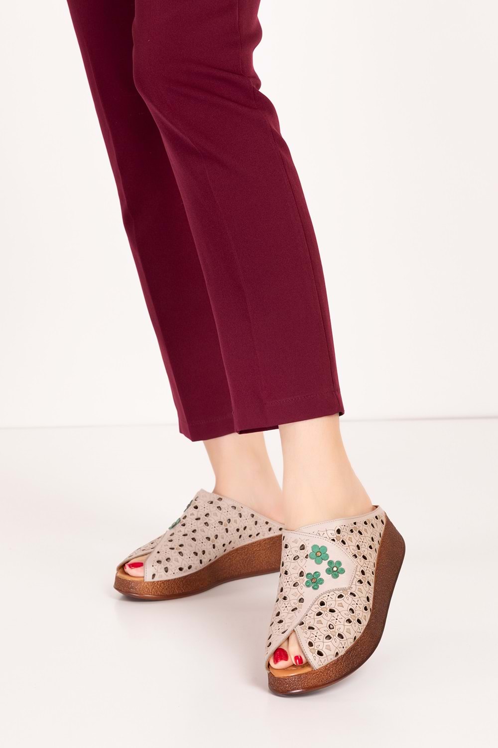 Gondol Hakiki Deri Çiçek Detaylı Dekolte Terlik mlk.5803 - Bej - 37