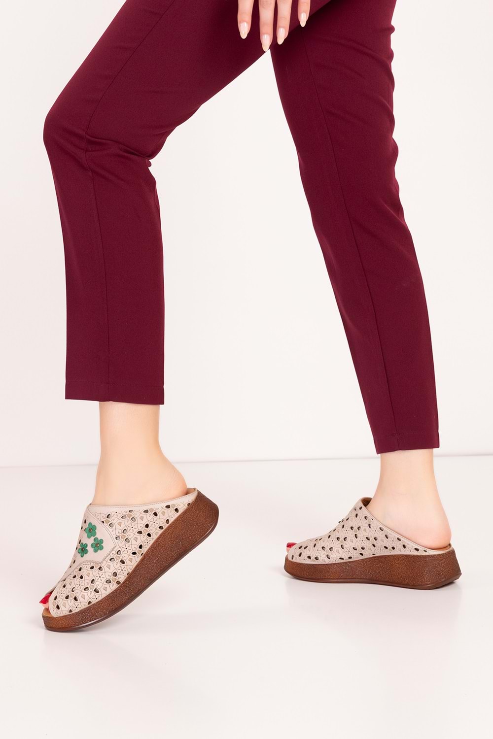 Gondol Hakiki Deri Çiçek Detaylı Dekolte Terlik mlk.5803 - Bej - 37