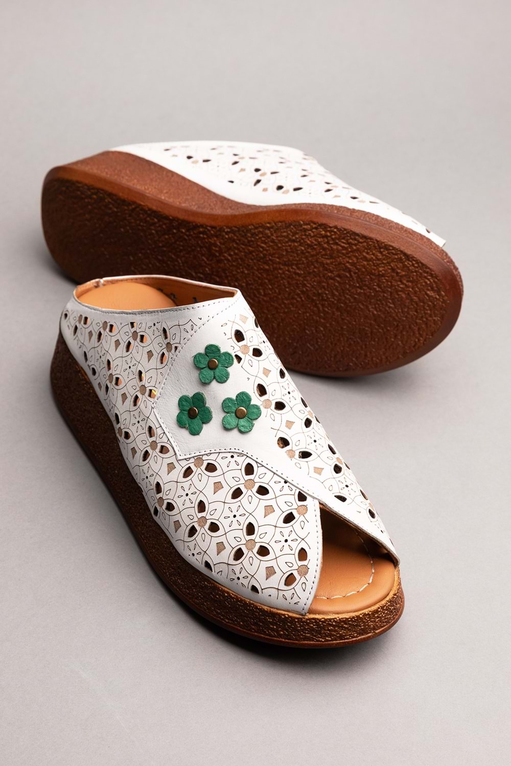 Gondol Hakiki Deri Çiçek Detaylı Dekolte Terlik mlk.5803 - Beyaz - 38