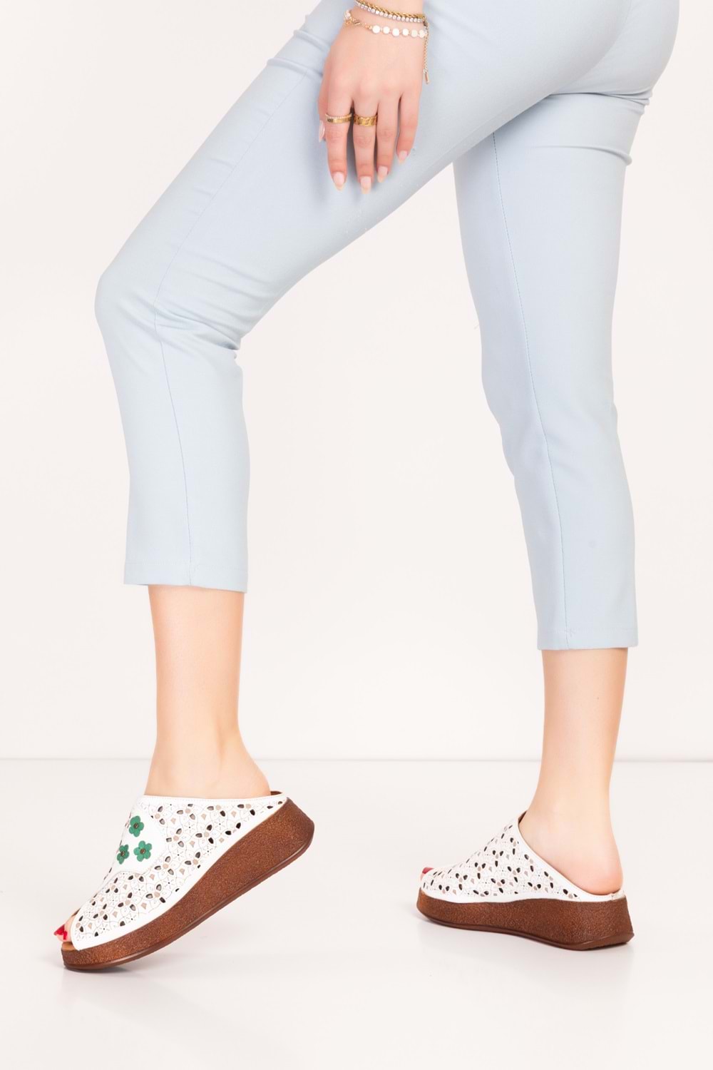 Gondol Hakiki Deri Çiçek Detaylı Dekolte Terlik mlk.5803 - Beyaz - 38