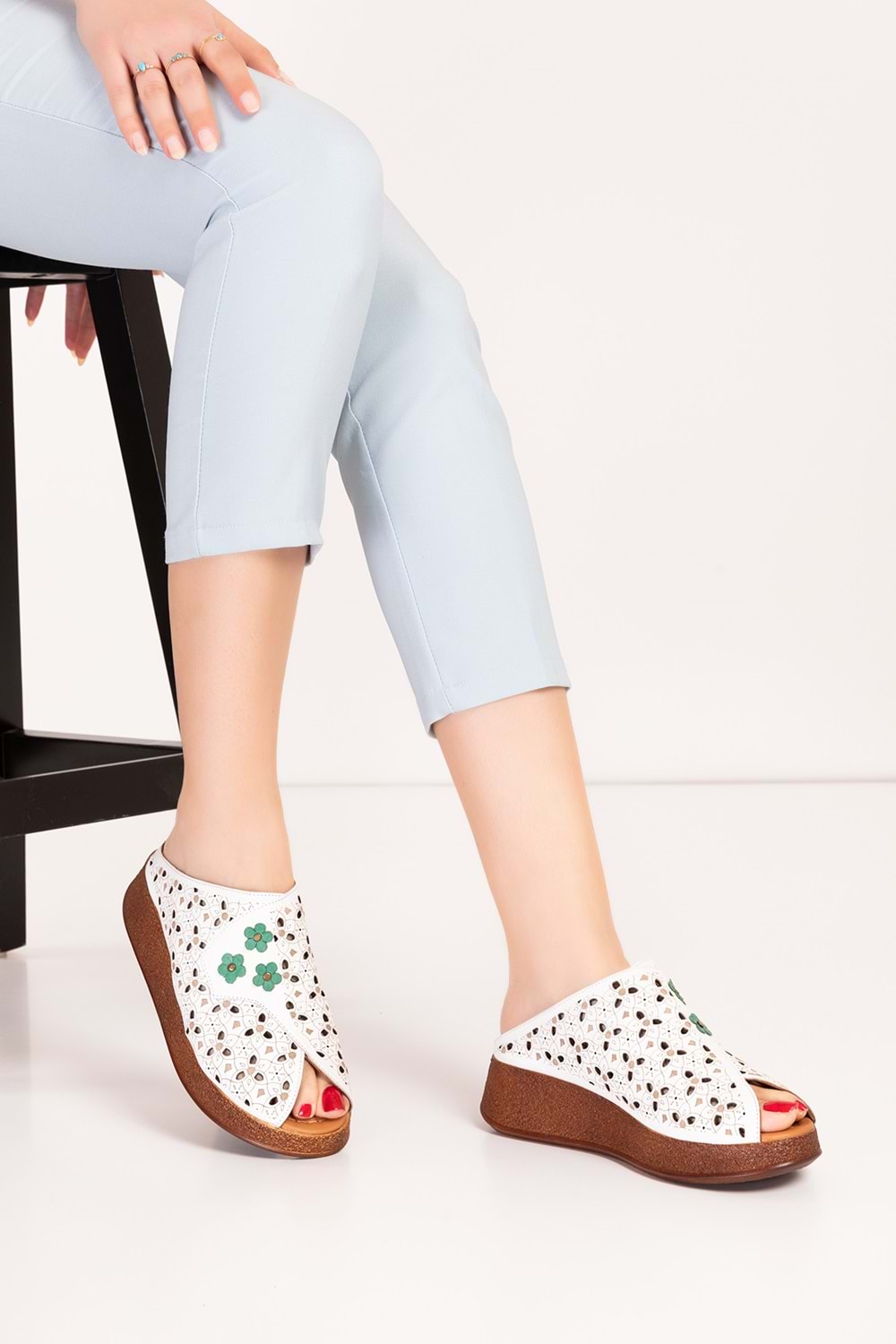 Gondol Hakiki Deri Çiçek Detaylı Dekolte Terlik mlk.5803 - Beyaz - 38