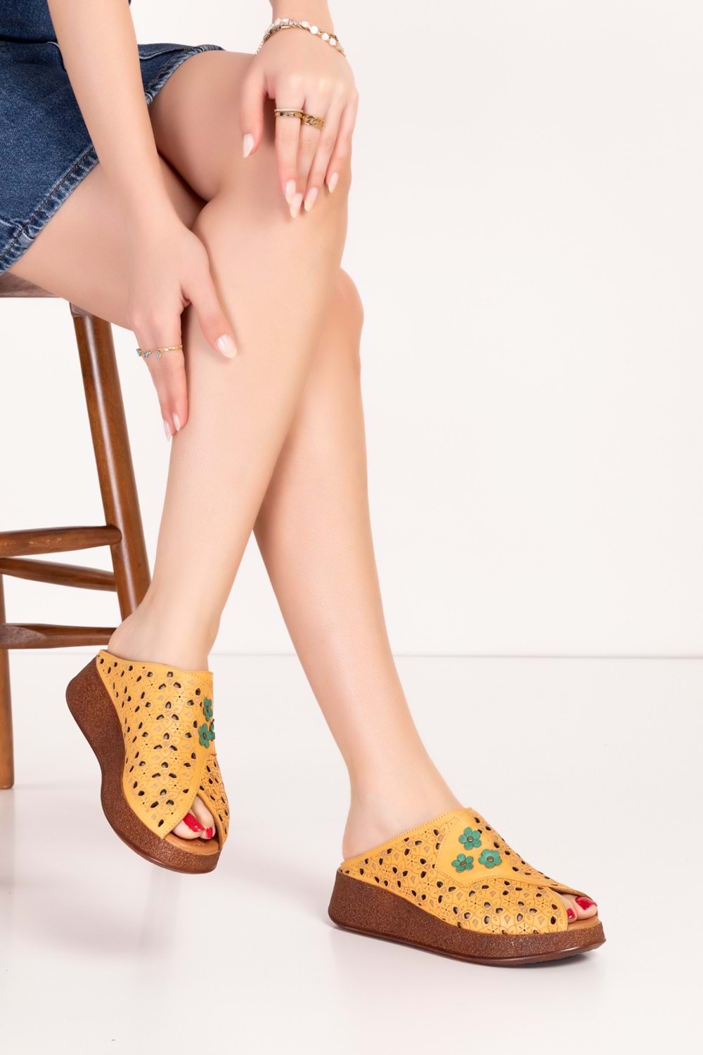 Gondol Hakiki Deri Çiçek Detaylı Dekolte Terlik mlk.5803 - Hardal - 39