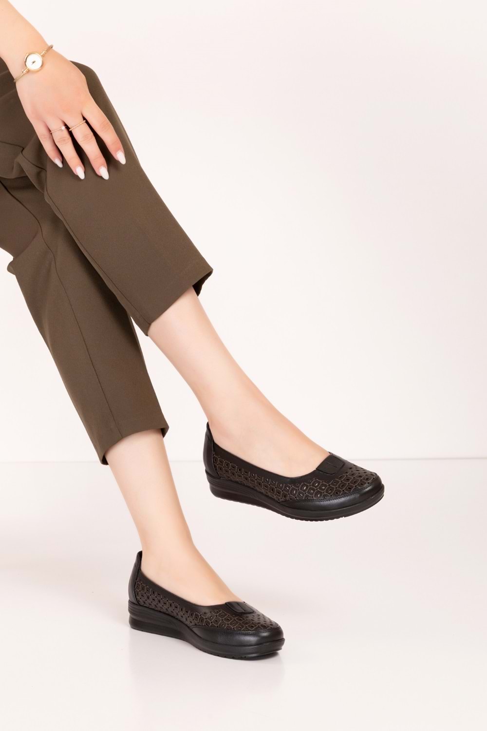 Gondol Kadın Hakiki Deri Anatomik Taban Lazer Delikli Günlük Ayakkabı Pyt.6221 - Siyah - 37