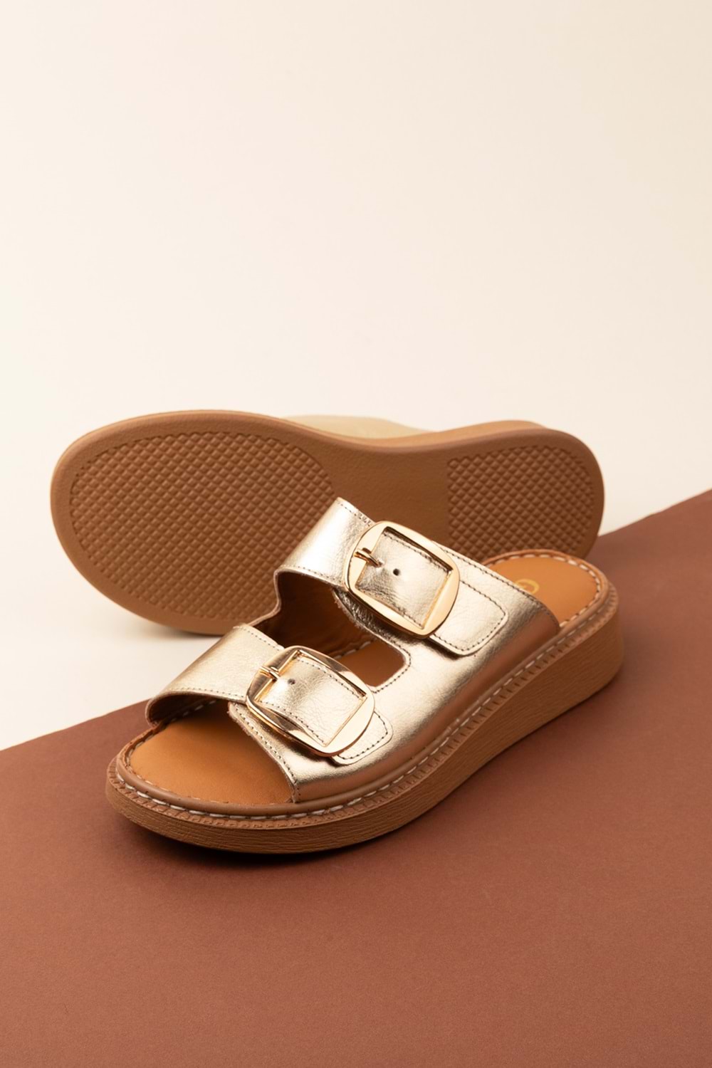 Gondol Kadın Hakiki Deri Çift Tokalı Gizli Cırtlı Günlük Rahat Terlik usl.2475 - Altın - 36