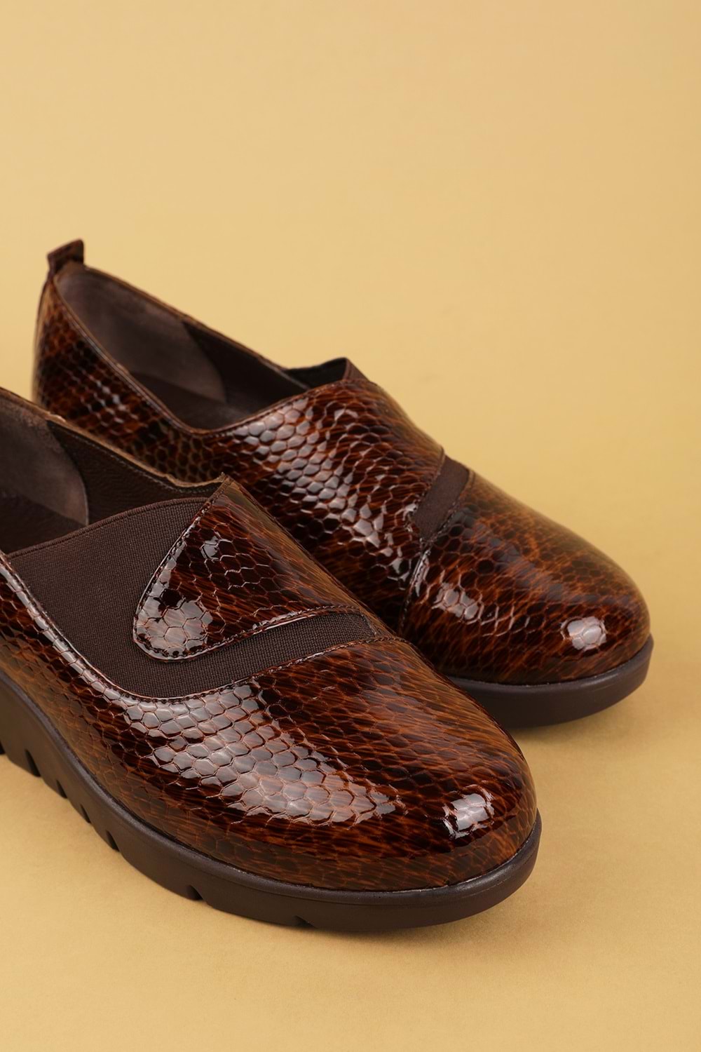 Gondol Kadın Hakiki Deri Dolgu Topuk Rahat Şık Anne Ayakkabısı erp.26501 - Kahve Petek - 38