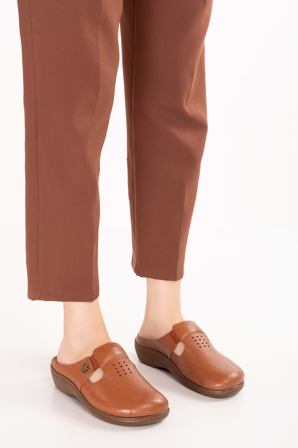 Gondol Kadın Hakiki Deri Özel Tabanı Çıkabilen Sabo Ev ve Dışarı Terlik yprk.280 - Taba - 36