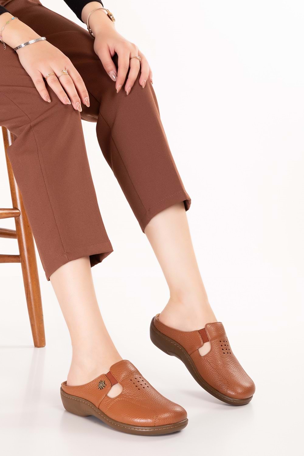 Gondol Kadın Hakiki Deri Özel Tabanı Çıkabilen Sabo Ev ve Dışarı Terlik yprk.280 - Taba - 36