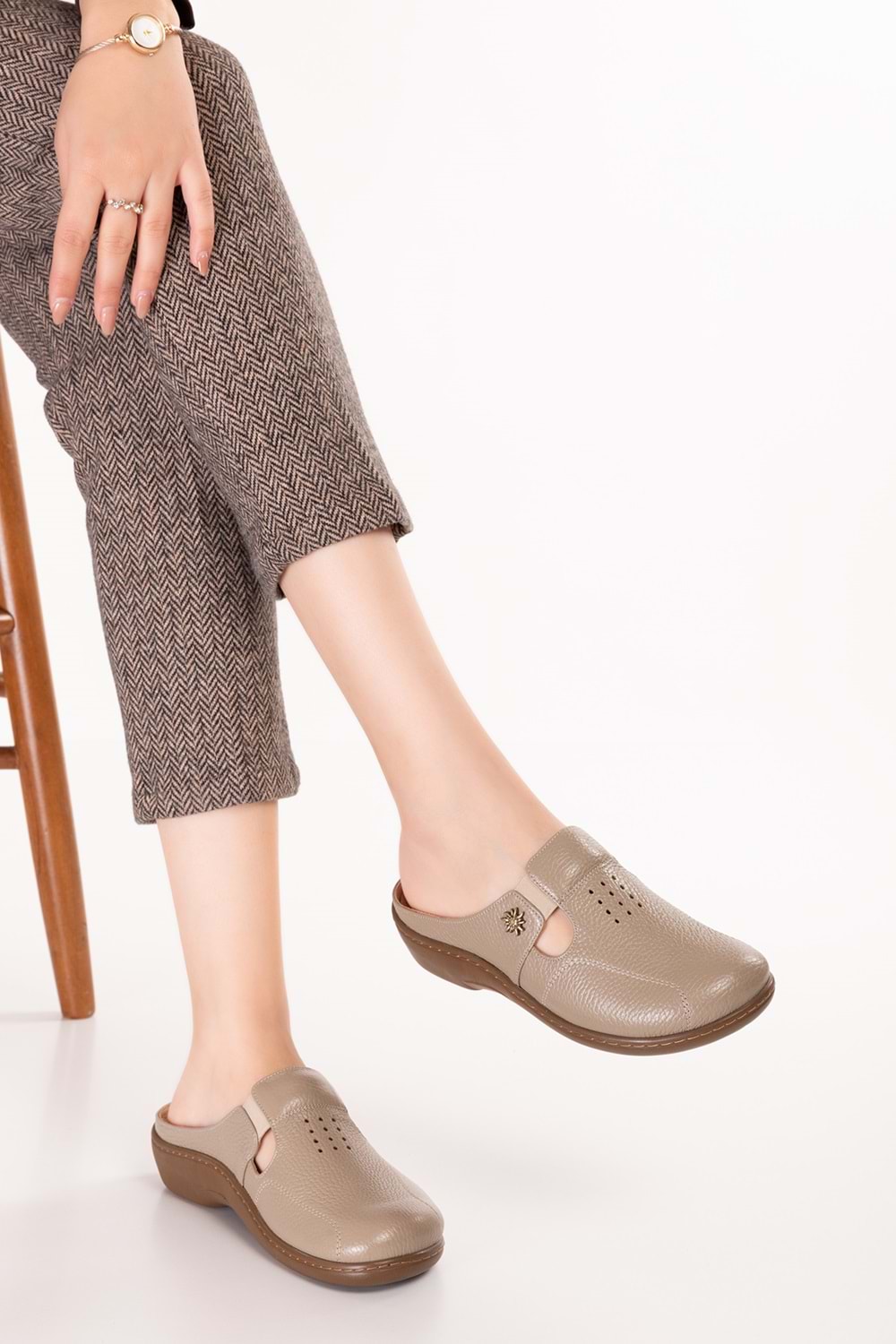 Gondol Kadın Hakiki Deri Özel Tabanı Çıkabilen Sabo Ev ve Dışarı Terlik yprk.280 - Vizon - 39