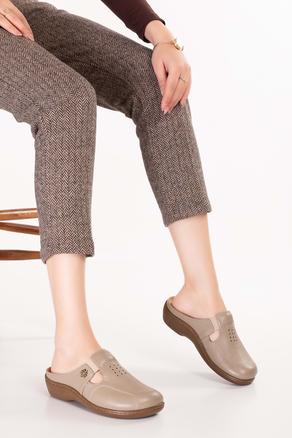 Gondol Kadın Hakiki Deri Özel Tabanı Çıkabilen Sabo Ev ve Dışarı Terlik yprk.280 - Vizon - 39