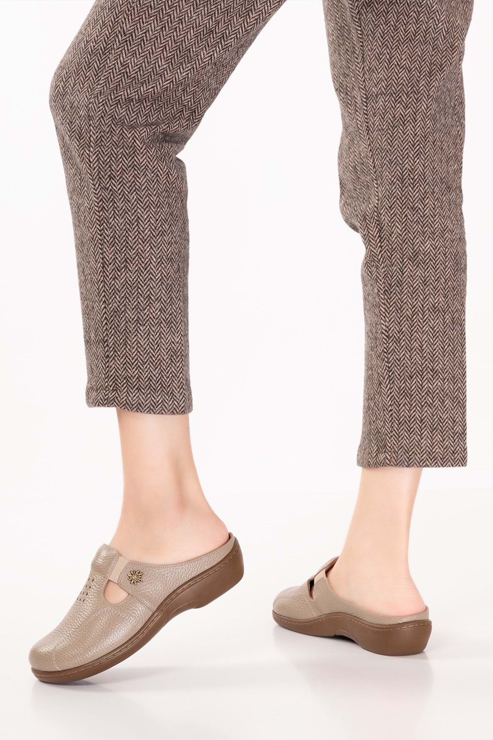 Gondol Kadın Hakiki Deri Özel Tabanı Çıkabilen Sabo Ev ve Dışarı Terlik yprk.280 - Vizon - 39