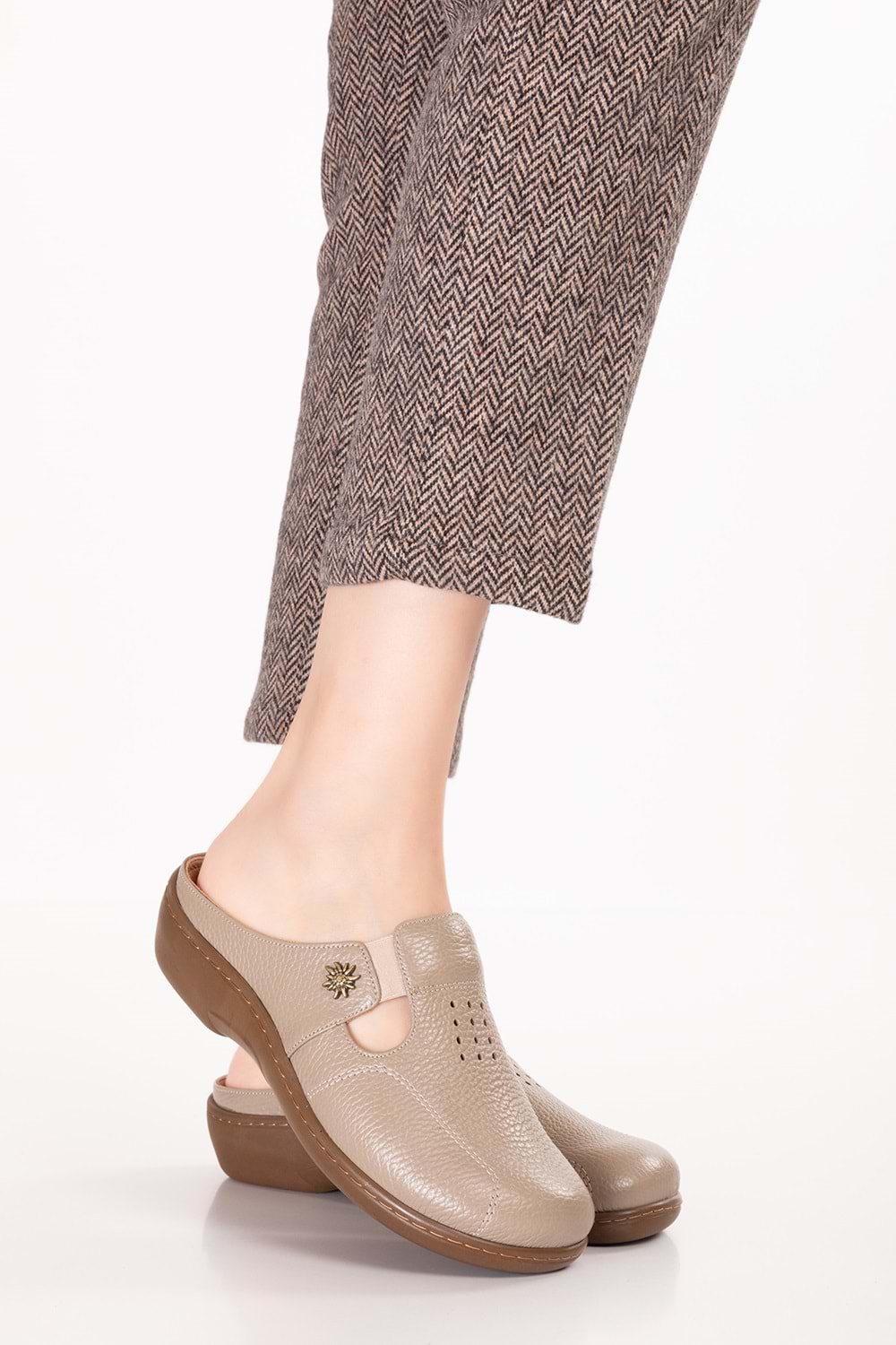 Gondol Kadın Hakiki Deri Özel Tabanı Çıkabilen Sabo Ev ve Dışarı Terlik yprk.280 - Vizon - 39