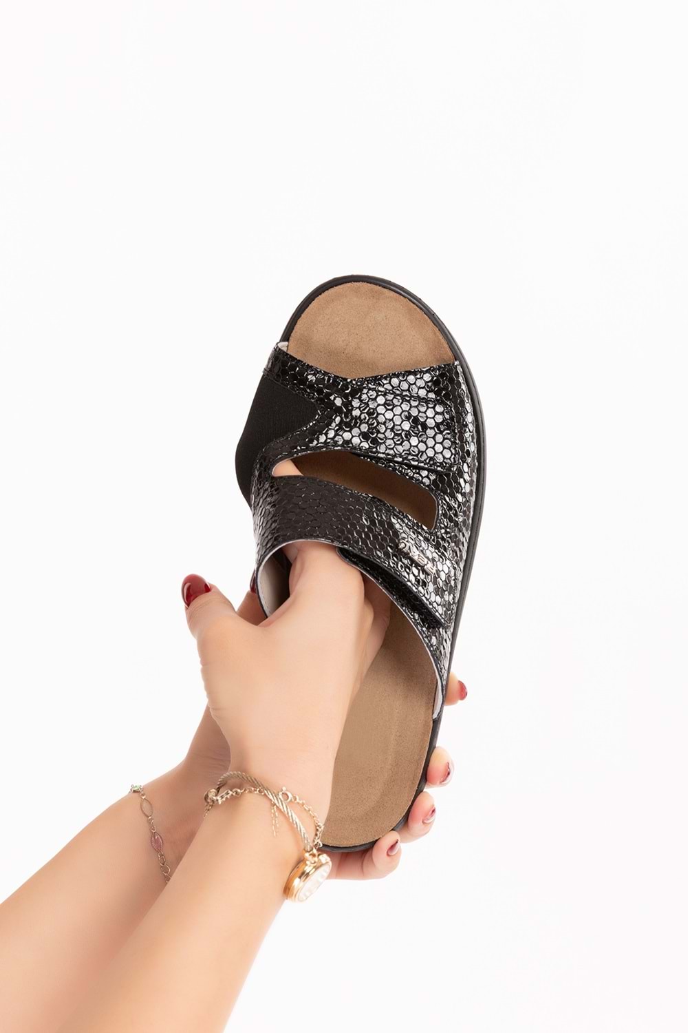 Gondol Kadın Hakiki Deri Kemik Çıkıntısına Özel Tabanı Çıkan Terlik rl.2840 - Siyah Petek - 36