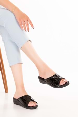 Gondol Kadın Hakiki Deri Ortopedik Tabanlı Klasik Terlik yprk.825 - Siyah Croco - 37