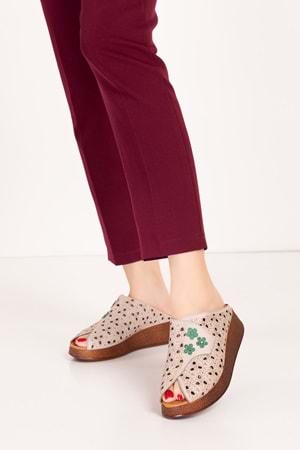 Gondol Hakiki Deri Çiçek Detaylı Dekolte Terlik mlk.5803 - Bej - 37