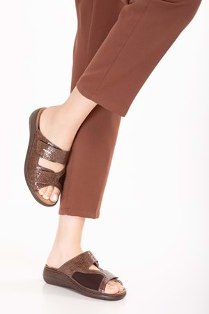 Gondol Kadın Hakiki Deri Kemik Çıkıntısına Özel Tabanı Çıkan Terlik rl.2840 - Kahve Petek - 36