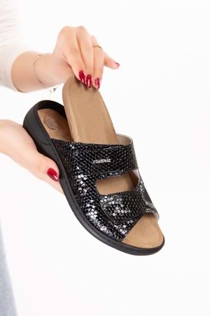 Gondol Kadın Hakiki Deri Kemik Çıkıntısına Özel Tabanı Çıkan Terlik rl.2840 - Siyah Petek - 36