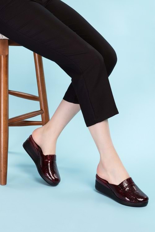 Gondol Kadın Hakiki Deri Dolgu Topuk Sabo Terlik özl.906YT - Bordo Petek - 40