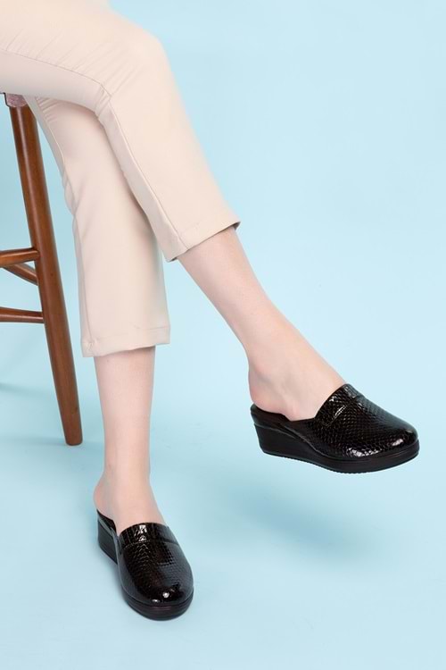 Gondol Kadın Hakiki Deri Dolgu Topuk Sabo Terlik özl.906YT - Siyah Petek - 36