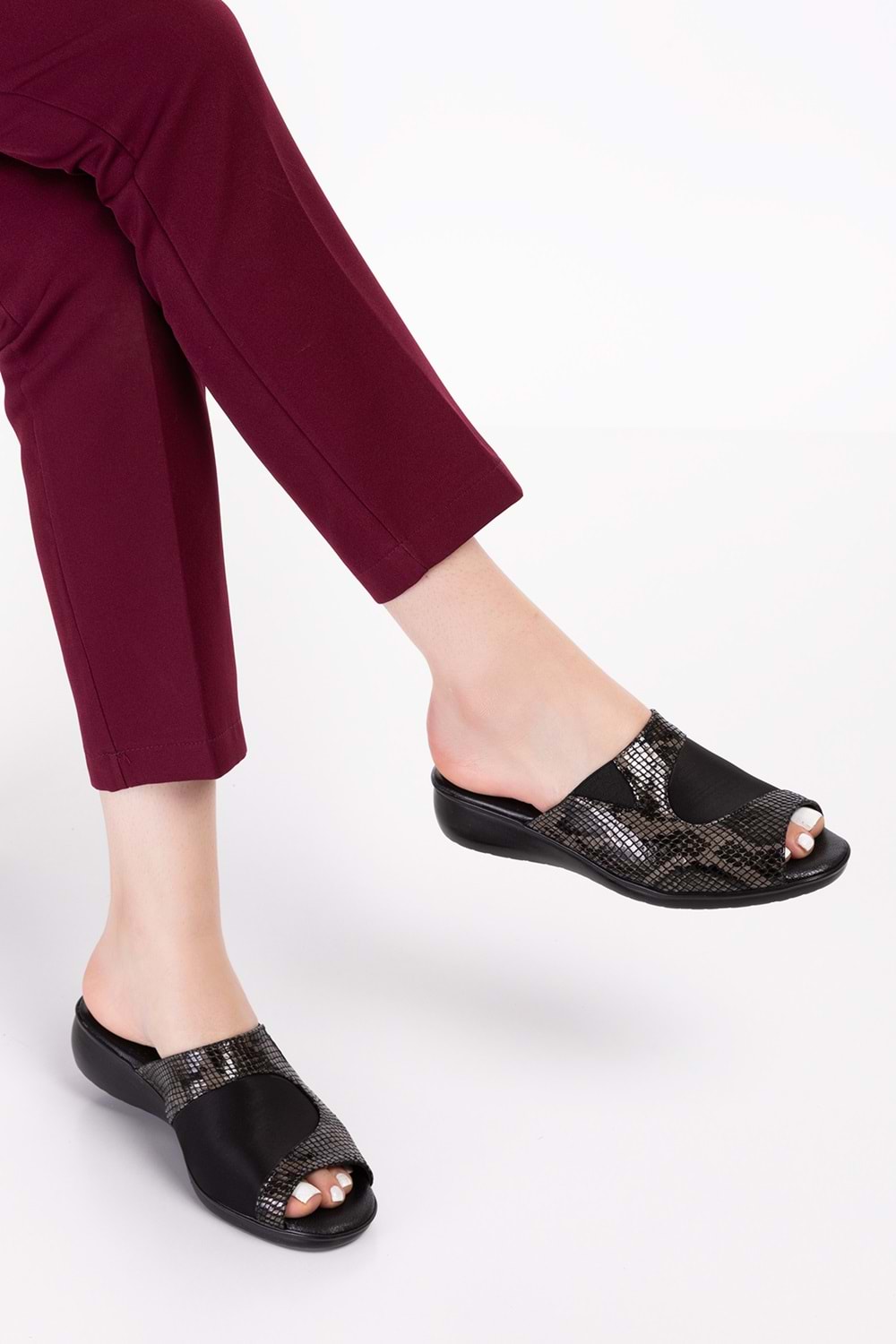 Gondol Hakiki Deri Kemik Çıkıntısına Özel Rahat Terlik özl.555 - Siyah Yılan - 36