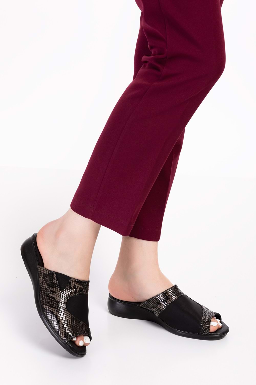 Gondol Hakiki Deri Kemik Çıkıntısına Özel Rahat Terlik özl.555 - Siyah Yılan - 36