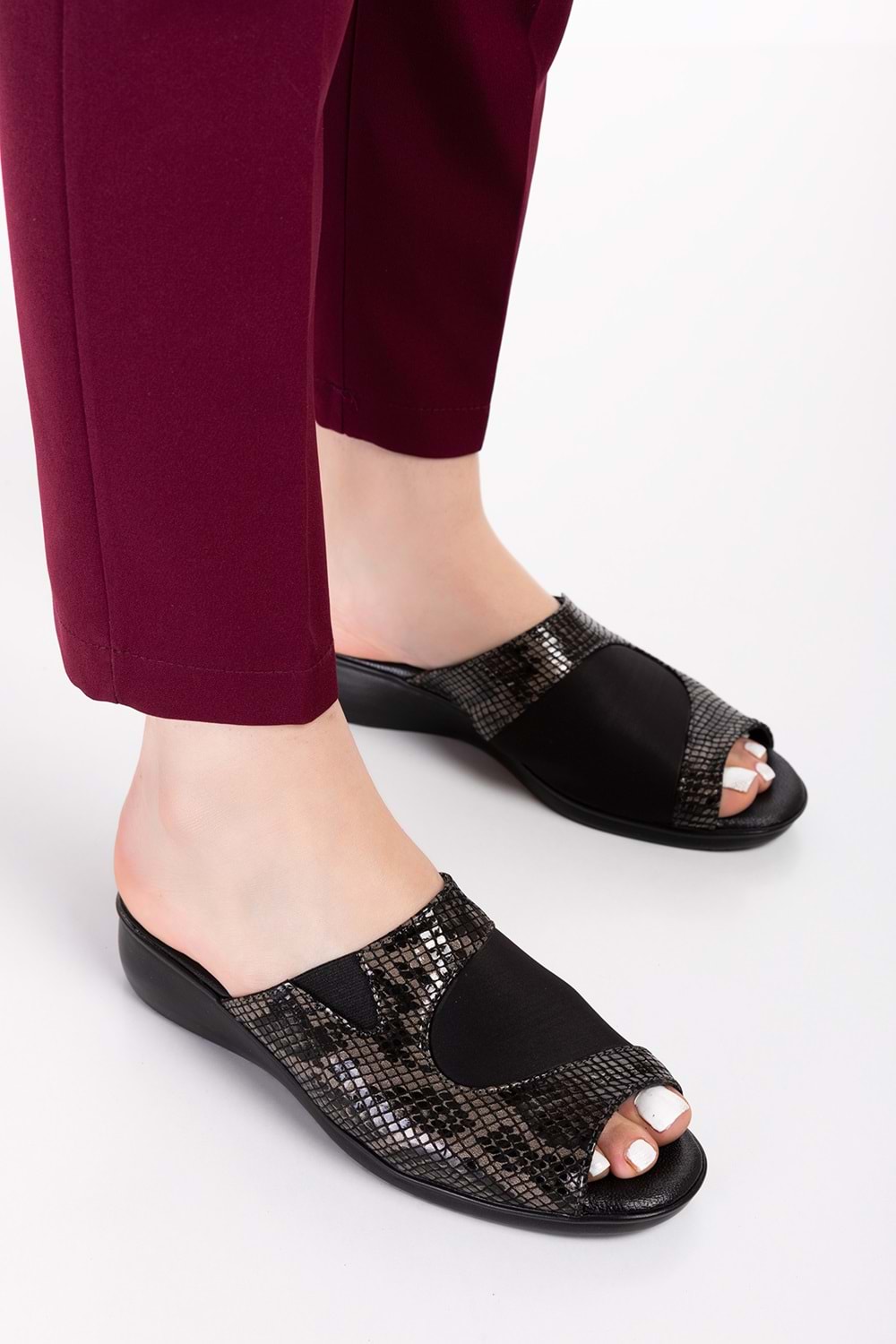 Gondol Hakiki Deri Kemik Çıkıntısına Özel Rahat Terlik özl.555 - Siyah Yılan - 36