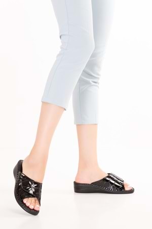 Gondol Kadın Hakiki Deri Ortopedik Tabanlı Klasik Terlik yprk.825 - Siyah Croco - 36