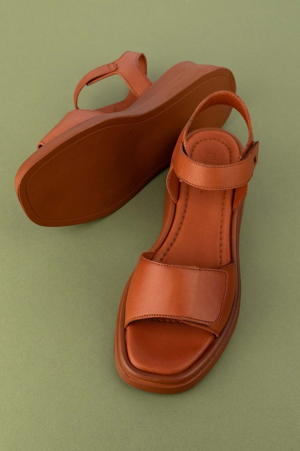 Gondol Kadın Hakiki Deri Günlük Rahat Cırtlı Sandalet ayh.1111 - Taba - 39