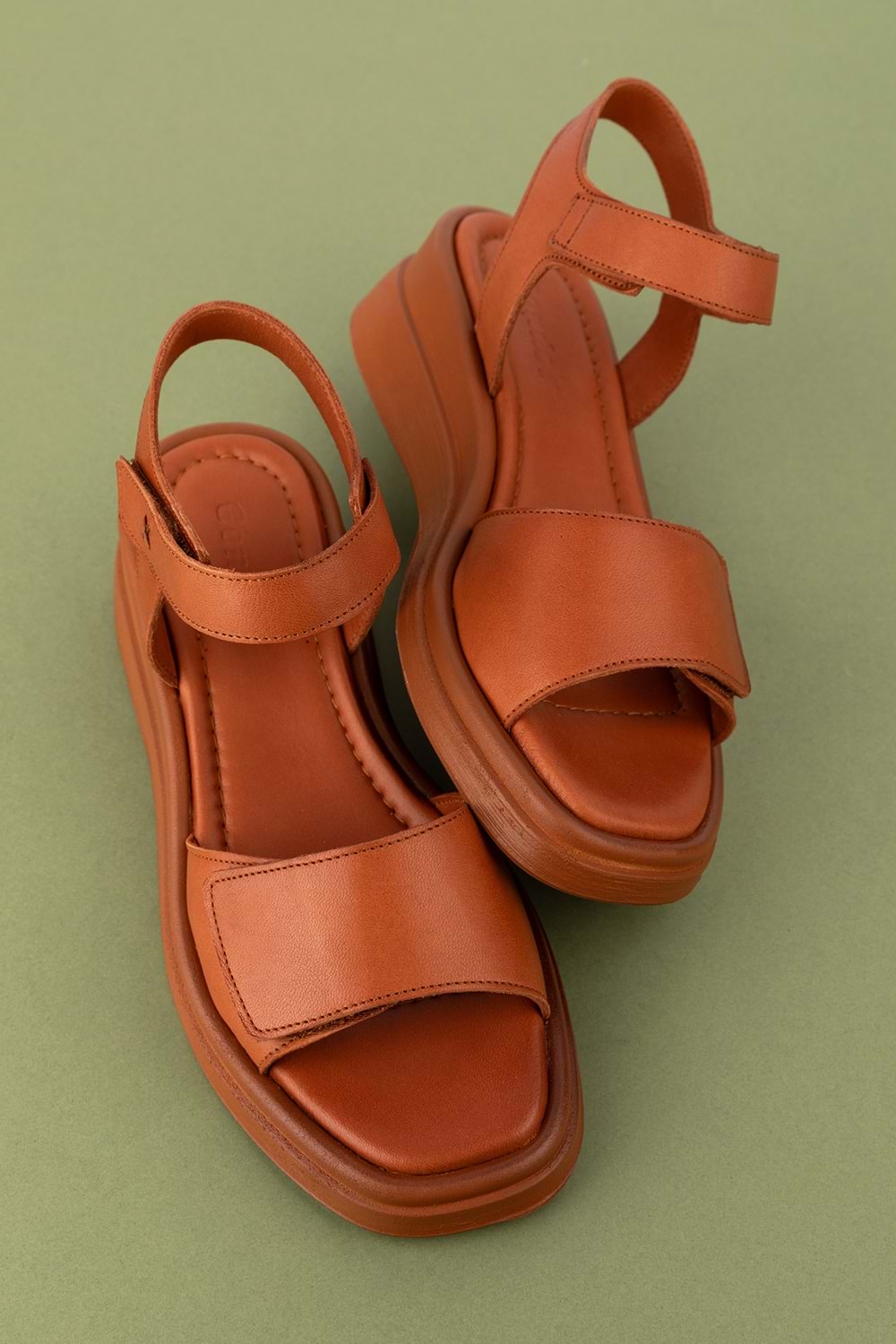 Gondol Kadın Hakiki Deri Günlük Rahat Cırtlı Sandalet ayh.1111 - Taba - 39