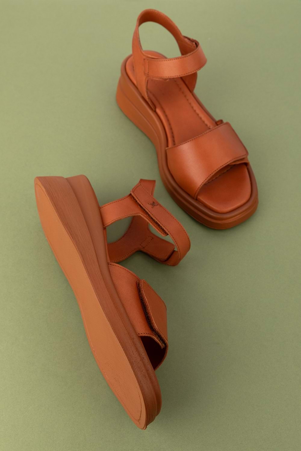 Gondol Kadın Hakiki Deri Günlük Rahat Cırtlı Sandalet ayh.1111 - Taba - 39