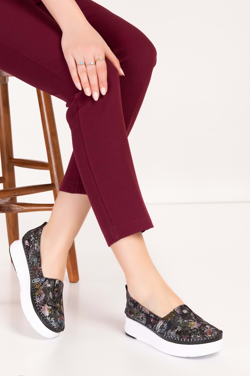 Gondol Hakiki Deri Rahat Yazlık Çiçek Desenli Ayakkabı kla.24 - Siyah - 39