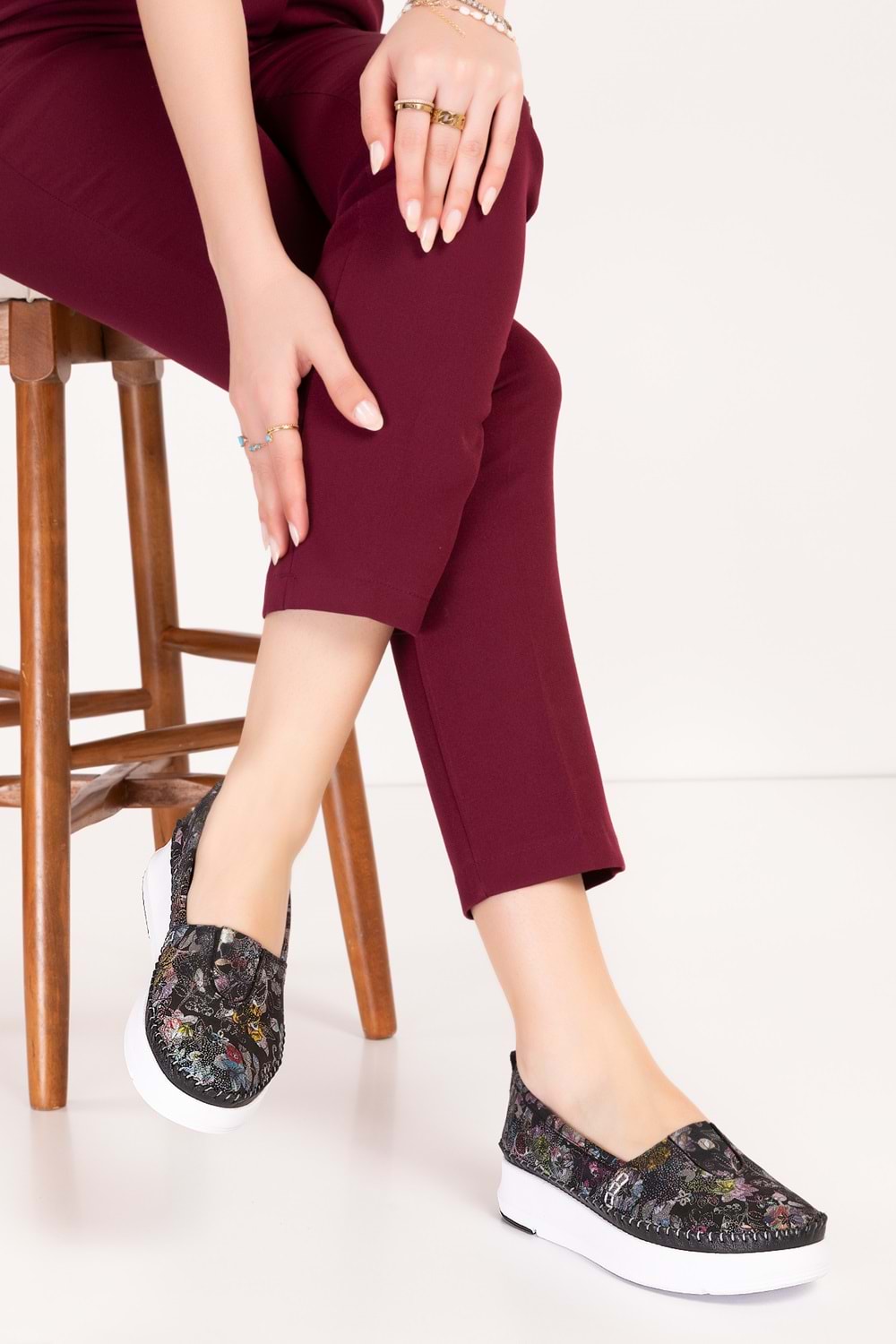 Gondol Hakiki Deri Rahat Yazlık Çiçek Desenli Ayakkabı kla.24 - Siyah - 39