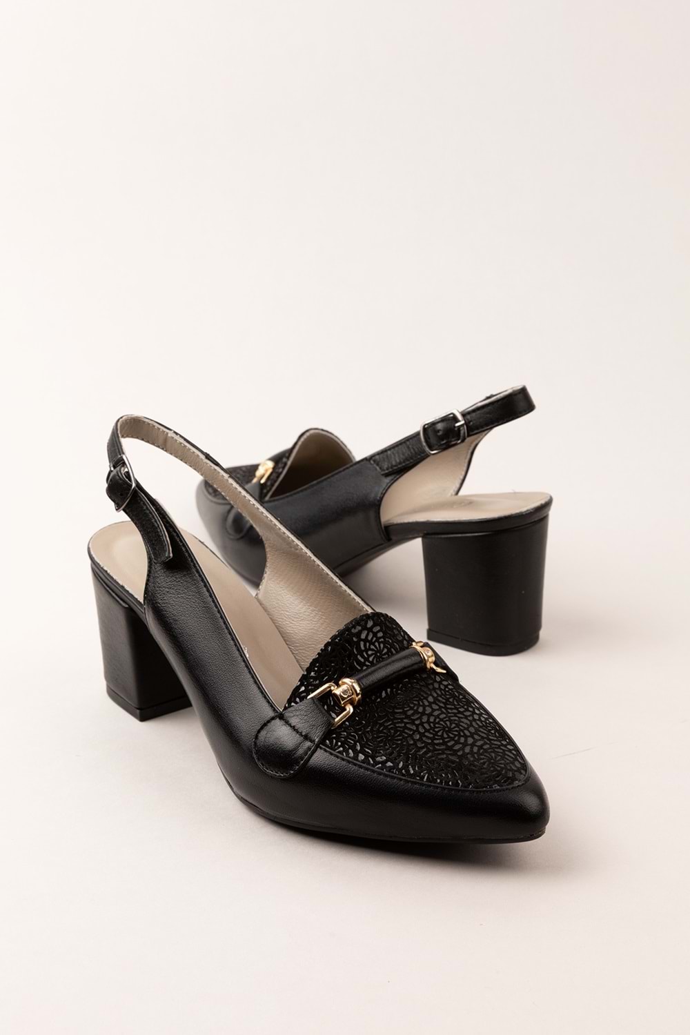 Gondol Kadın Hakiki Deri Şık Toka Detaylı Sivri Burunlu Topuklu Ayakkabı vdt.233 - Siyah - 42