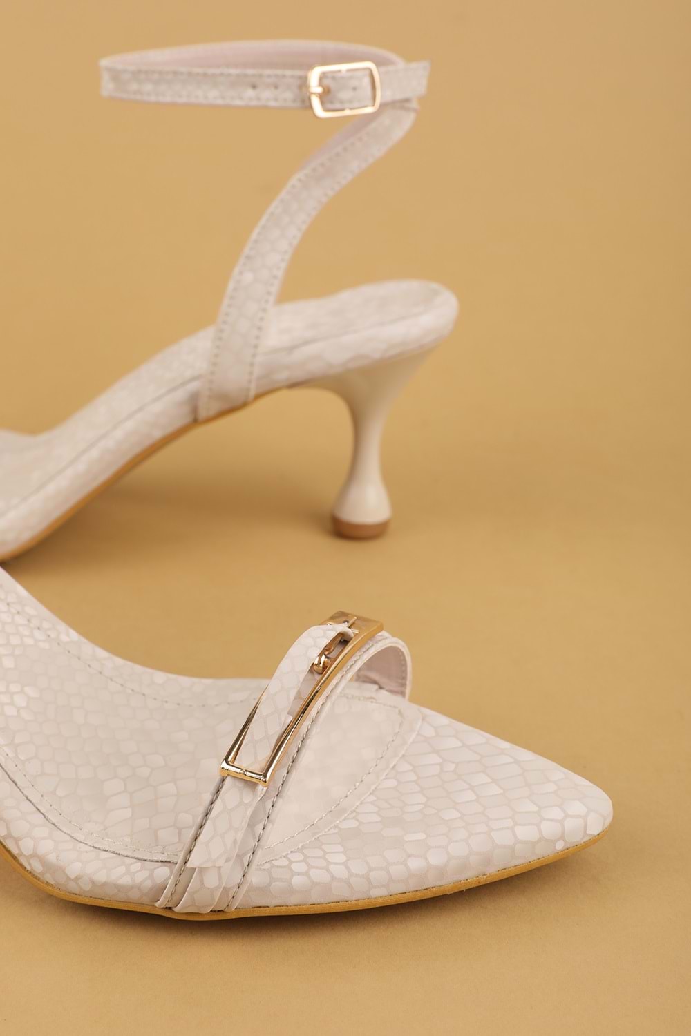 Gondol Kadın İnce Topuklu Zarif Tokalı Stiletto Ayakkabı mad.607 - Bej - 36