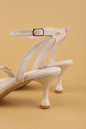 Gondol Kadın İnce Topuklu Zarif Tokalı Stiletto Ayakkabı mad.607 - Bej - 36