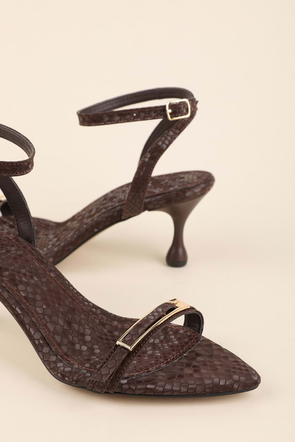 Gondol Kadın İnce Topuklu Zarif Tokalı Stiletto Ayakkabı mad.607 - Kahverengi - 36