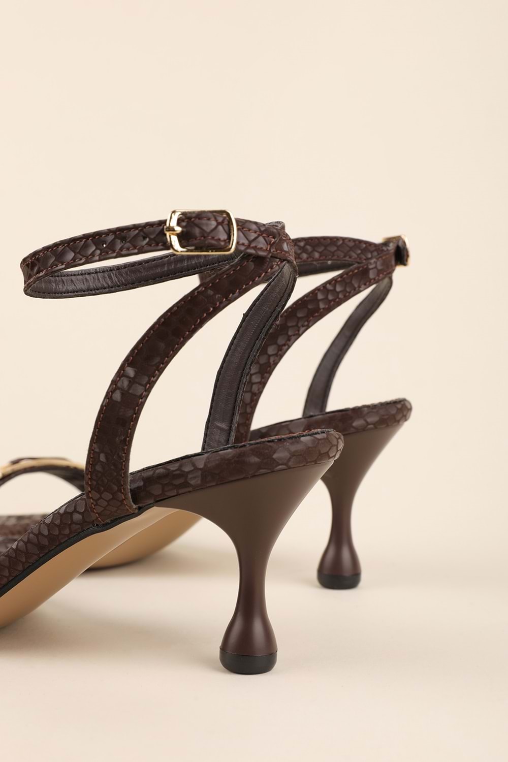 Gondol Kadın İnce Topuklu Zarif Tokalı Stiletto Ayakkabı mad.607 - Kahverengi - 36