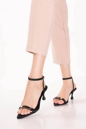 Gondol Kadın İnce Topuklu Zarif Tokalı Stiletto Ayakkabı mad.607 - Siyah - 36