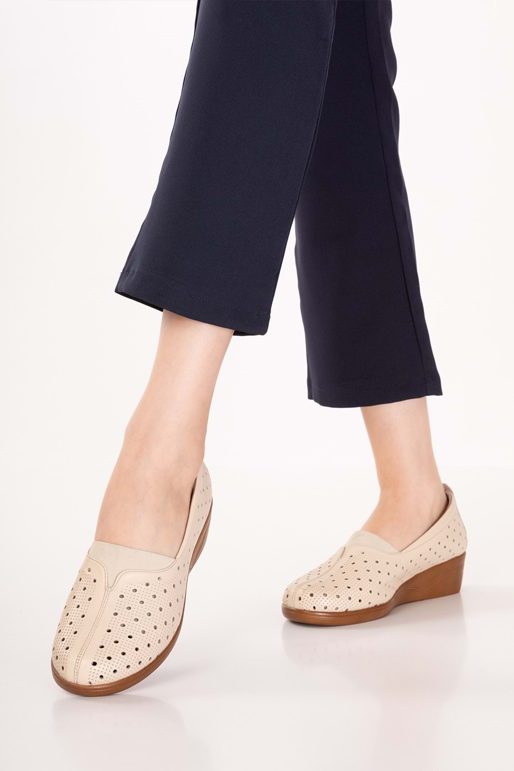 Gondol Kadın Hakiki Deri Rahat Yazlık Delikli Günlük Ayakkabı vdt.2610 - Krem - 40